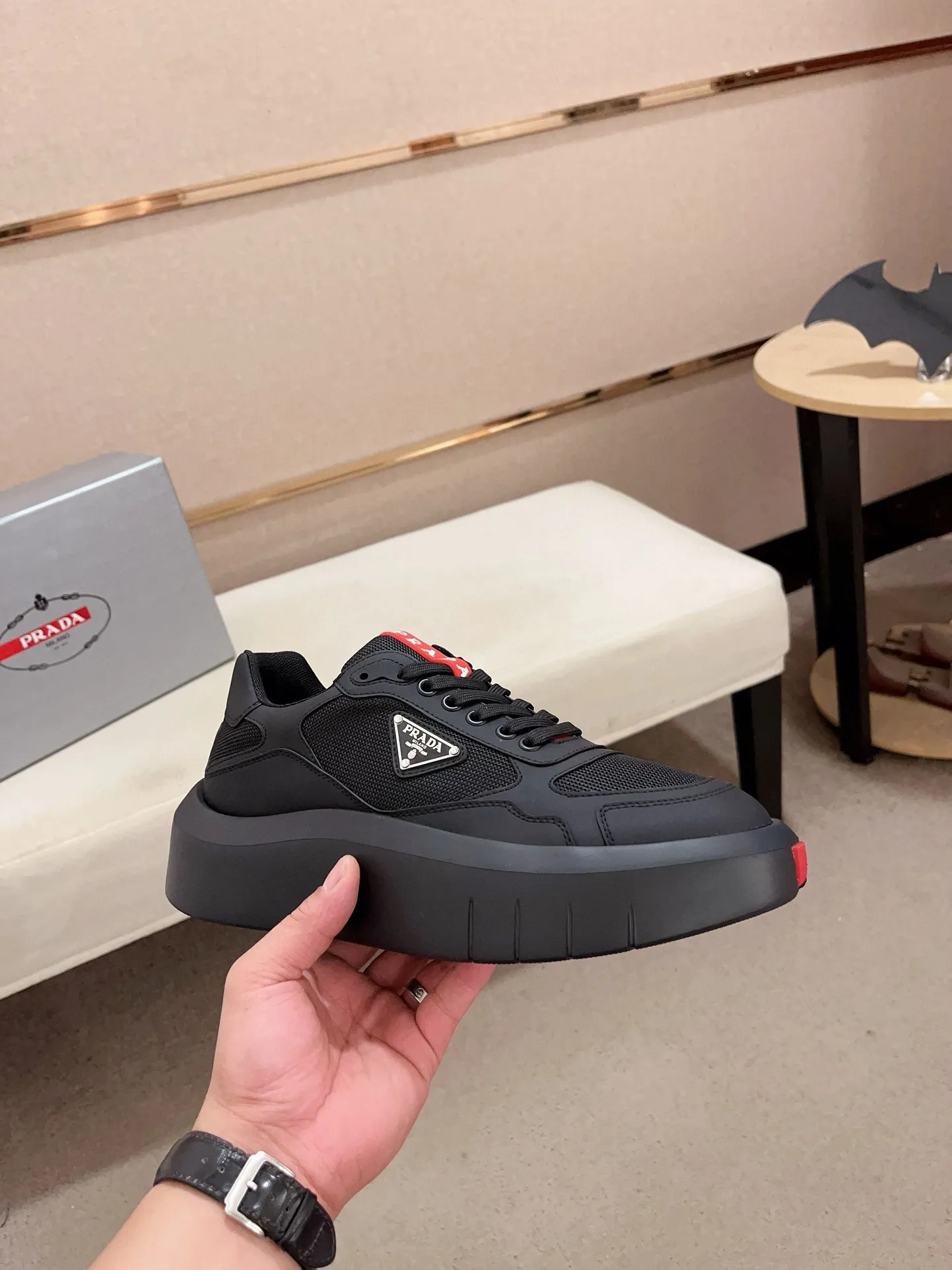 Factory price 620💰 ✔️✔️✔️Higher version High-quality new PRADA (Prada) counters are launched simultaneously. New men's shoes and 😘fabric are made of high-tech glue-spraying technology. Lining: Full cowhide lining. 👍🏿 High-end ☄️ air-cushion molded anti-slip rubber outsole, exquisite lines, simple and elegant, comfortable and high-end for leisure travel. Code number: 38 to 45 (can be customized to 46 to 47, non-refundable)